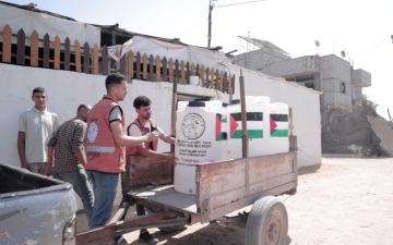 الصورة: الصورة: الإمارات تزود النقاط الطبية في قطاع غزة بالمياه الصالحة للشرب